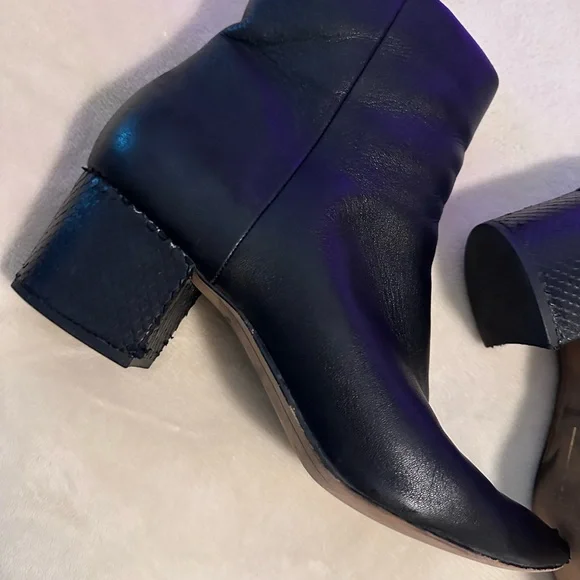 🔴 3 for $23 
Dolce Vita Black Leather Women's Boots - Picture 6 of 7